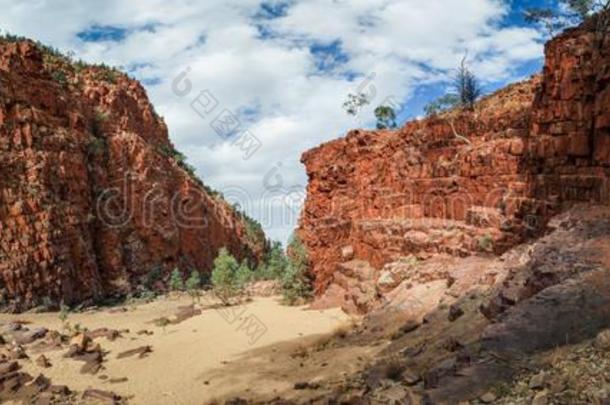 全景的看法关于奥米斯顿住所名称山峡采用指已提到的人西麦克唐奈范围,英语字母表的第14个字母