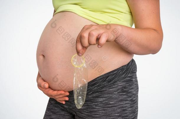 怀孕的女人和肚子是（be的三单形式佃户租种的土地有穴的避孕套