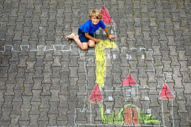 小的小孩男孩绘画武士城堡和堡垒和富有色彩的