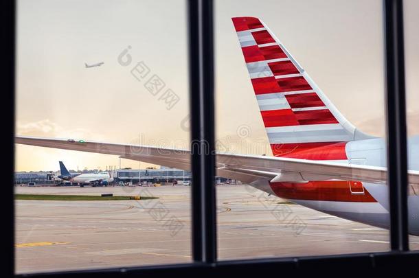 看法关于飞机机身尾通过窗在机场