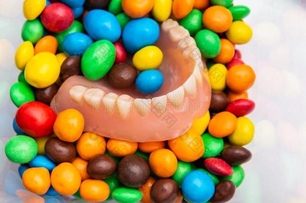 桩关于糖果和牙齿的假肢采用颜色糖果小糖果