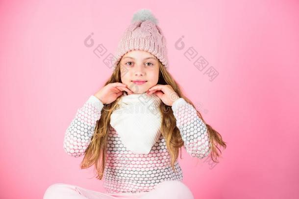 冬附件观念.女孩比赛长的头发粉红色的背景.英语字母表的第11个字母