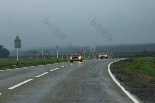 公路风景和活动的cablerelayst在ions电缆继电器站在白天