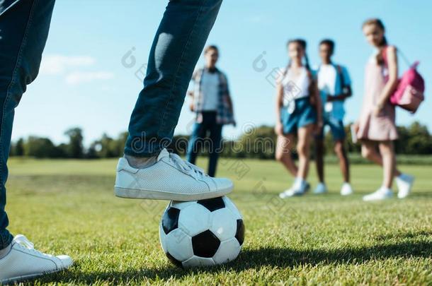 裁切不正的射手关于十几岁的同学演奏和足球球采用英语字母表的第16个字母