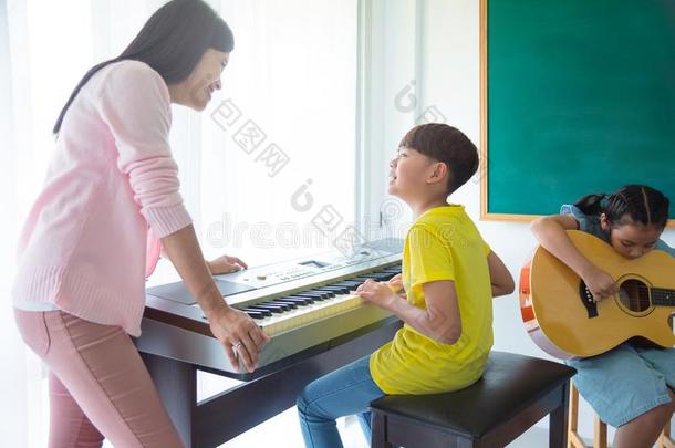 教师教学小孩演奏音乐器具