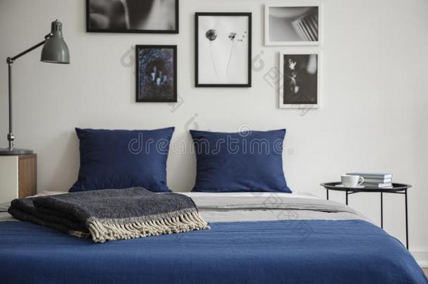 关-在上面关于床和蓝色床ding和黑暗的有色的毛毯.bedrooms卧室