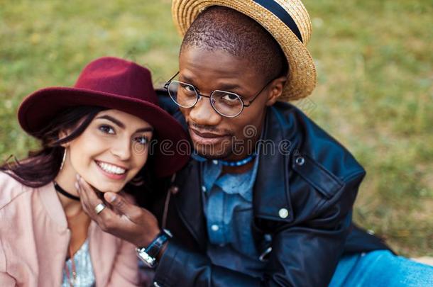 男朋友热烈地拥抱女朋友在野餐郊游
