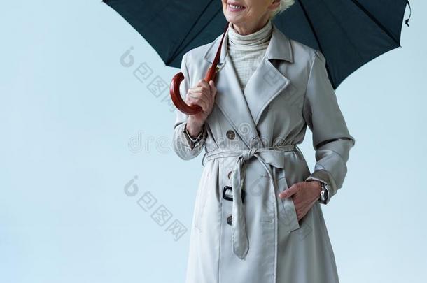 裁切不正的看法关于较高的女士采用沟上衣hold采用g雨伞