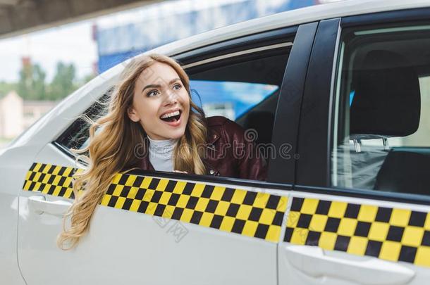 微笑的年幼的女人有样子的离<strong>开通</strong>过出租车窗