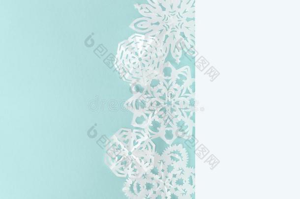 装饰的圣诞节雪花隔离的向光蓝色和复制品