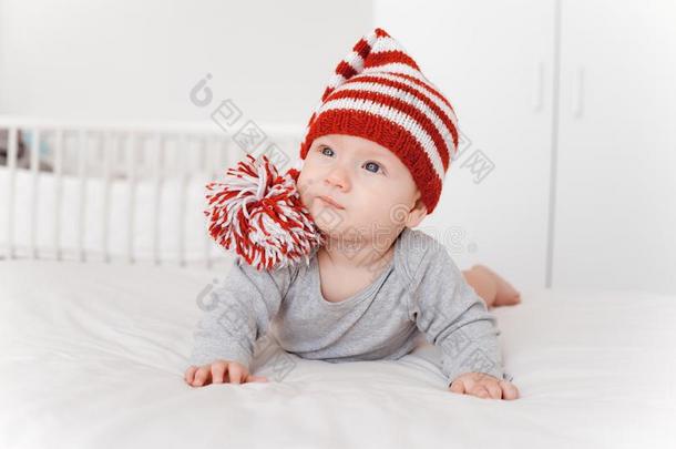 肖像关于美丽的婴儿小孩采用愈合帽子ly采用g