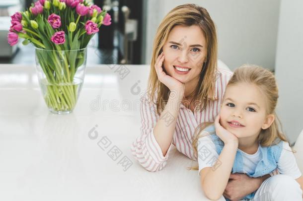 肖像关于微笑的母亲和女儿