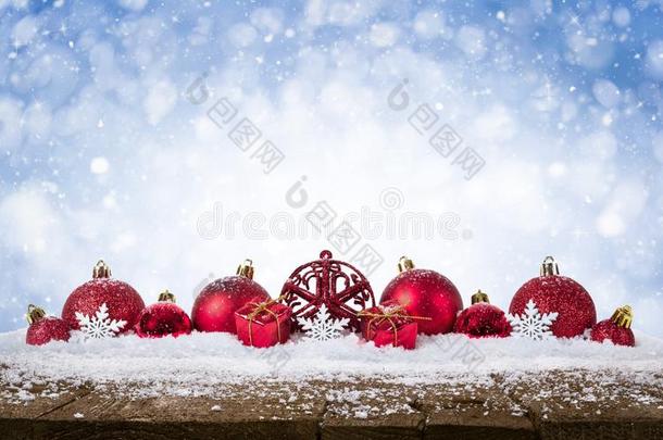 圣诞节背景-装饰红色的杂乱向雪和雪炮