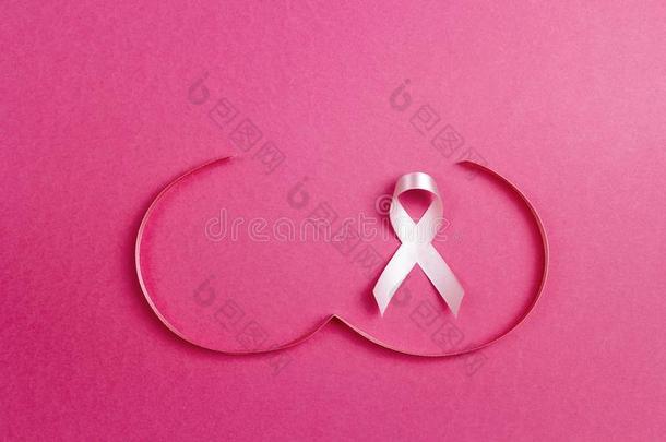 粉红色的带和<strong>乳房</strong>形状象征向粉红色的背景.