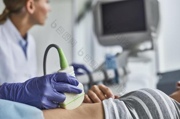 医生校核女人怀孕在的时候超声波检查法检查