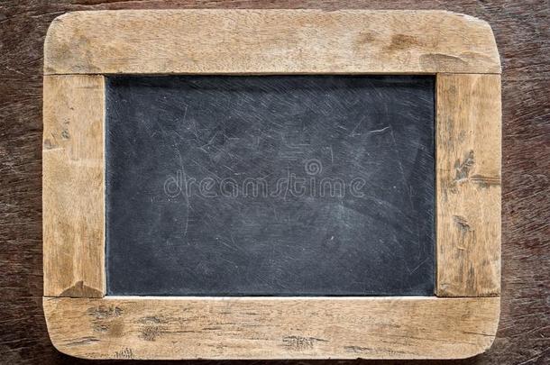 黑板和木制的框架,黑板向老的木材背景