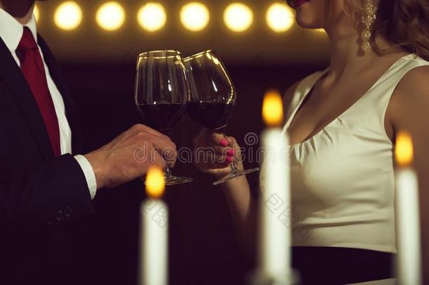 对发出叮当声眼镜和<strong>红色</strong>的葡萄酒在<strong>会议</strong>或婚礼