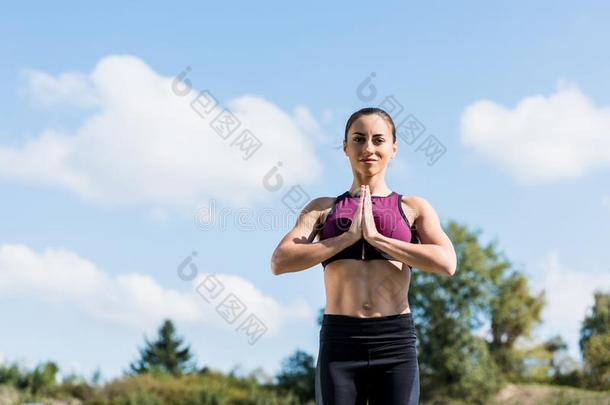 幸福的女人采用祈祷使摆姿势practic采用g