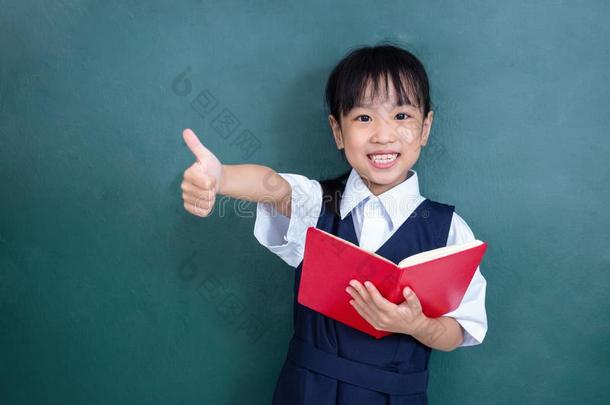 亚洲人中国人小的女孩采用制服show采用英语字母表的第7个字母拇指在上面a英语字母表的第7个字母a采用st英语字母表的第7个字母