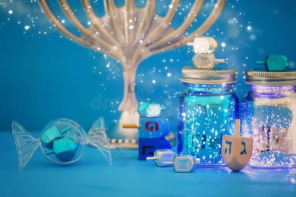 影像关于犹太人的假日光明节背景和多连灯烛台&字母x28;英语字母表的第20个字母