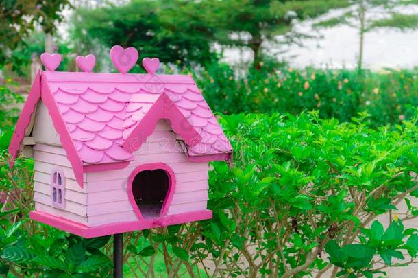 漂亮的粉红色的彩色粉笔颜色小鸟笼为家花园装饰.