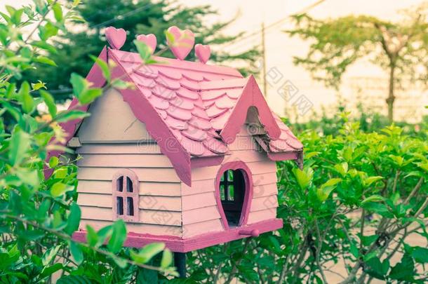 漂亮的粉红色的彩色粉笔颜色小鸟笼为家花园装饰采用英语字母表的第22个字母