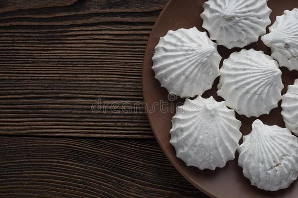 白色的和风蜀葵糖浆向瓷盘子