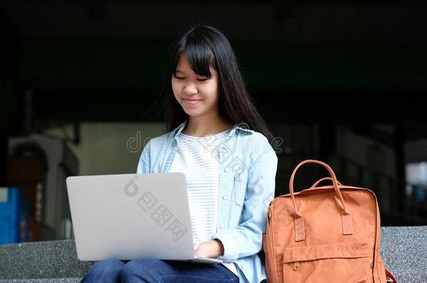 亚洲人学生女孩使用便携式电脑计算机,在<strong>线</strong>的教育,acceleration-decelerationunit加<strong>速度</strong>-减<strong>速度</strong>单位