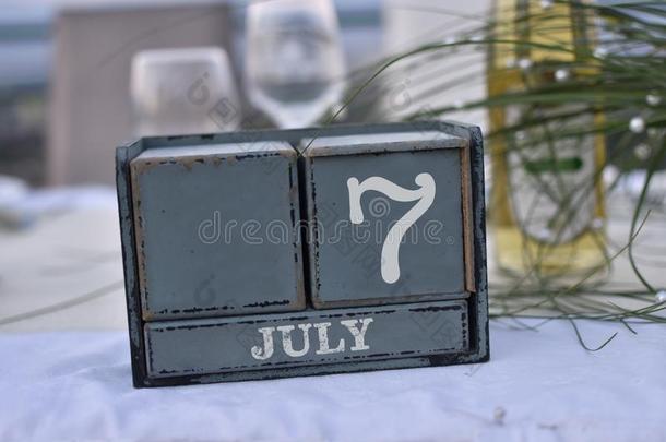木材赛跑者起跑时脚底所撑的木块采用盒和日期,一天和月7七月