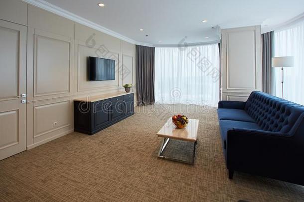 一现代的客厅里面的一新的fl一t和television电视机.