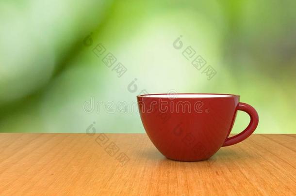 咖啡豆杯子向木制的背景.美丽的起泡沫,温室陶瓷
