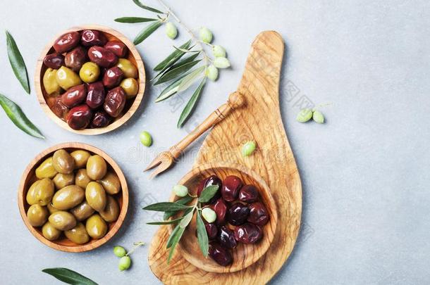 自然的希腊人橄榄采用保龄球和厨房板从橄榄树