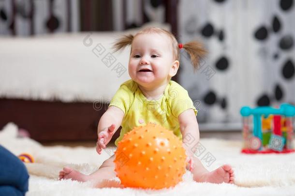 婴儿时代和人观念-幸福的婴儿演奏和球向flores花