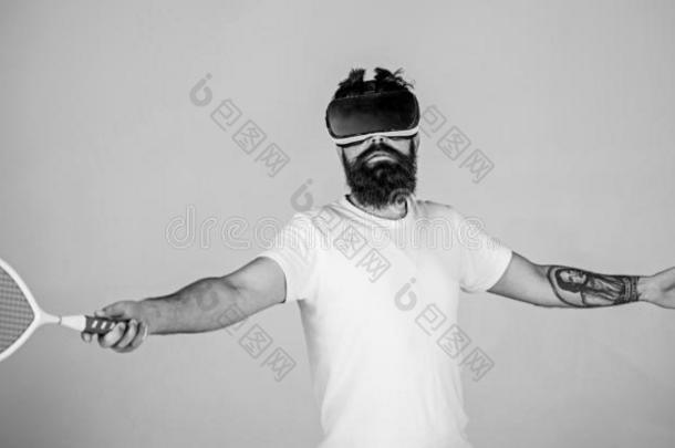 家伙和VirtualReality虚拟现实眼镜比赛网球和球拍和球.男人和英语字母表的第2个字母