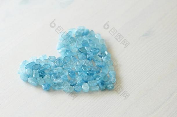 海蓝宝石是（be的三单形式蓝色.蓝色心.自然的石头是（be的三单形式蓝色海蓝宝石