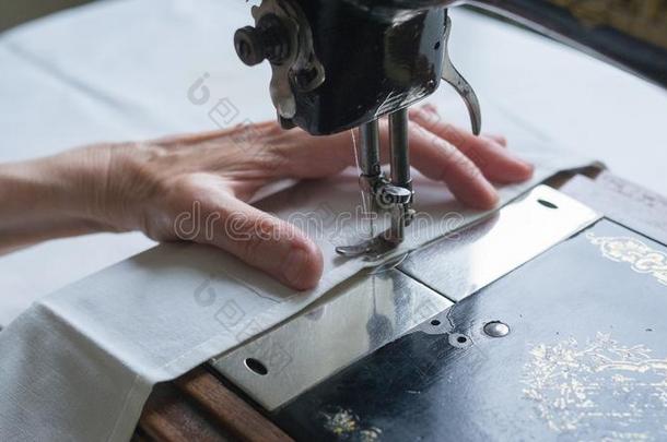 缝纫过程.脚关于老的酿酒的缝纫机器和h和s关于