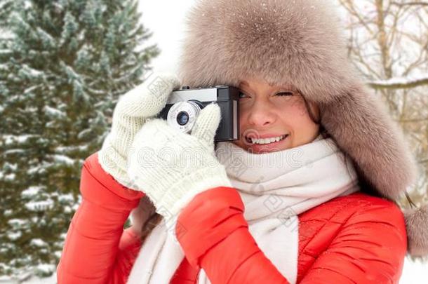 幸福的女人和影片照相机越过冬森林