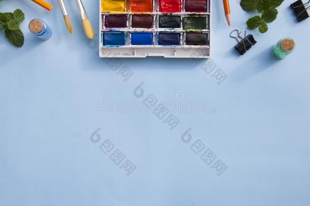 调色板关于水彩绘画颜料和漆刷为绘画.blue蓝色