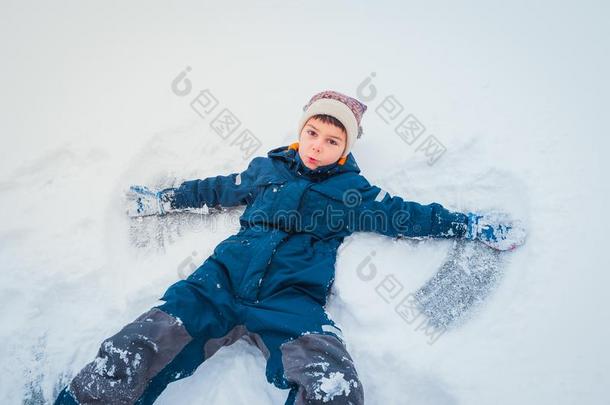 男孩砍倒采用雪和他的背,需求向做雪天使,向ned