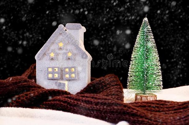 房屋和准备动作的围巾大约和绿色的圣诞节树