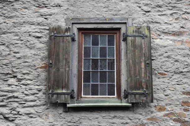 老的木制的百叶<strong>窗窗</strong>和富有色彩的<strong>窗</strong>玻璃,布劳巴赫,格玛