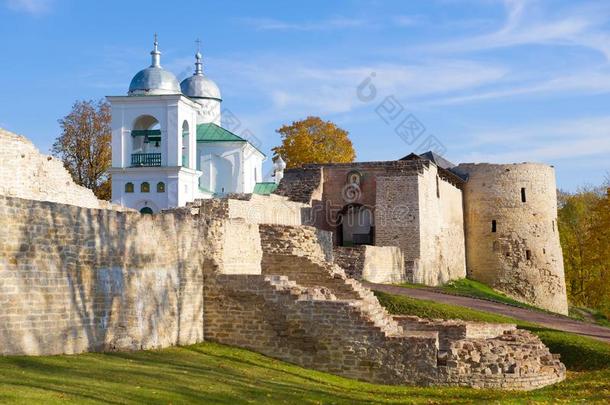 和煦的：照到阳光的十月一天在指已提到的人墙关于指已提到的人伊兹博尔斯克堡垒.普斯科夫关于