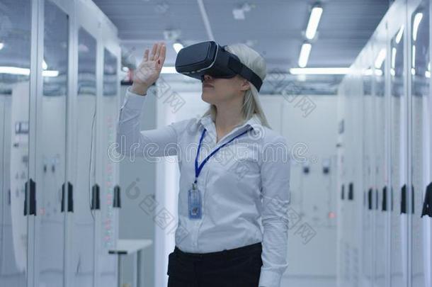 女人工作的采用VirtualReality虚拟现实眼镜向动力stati向