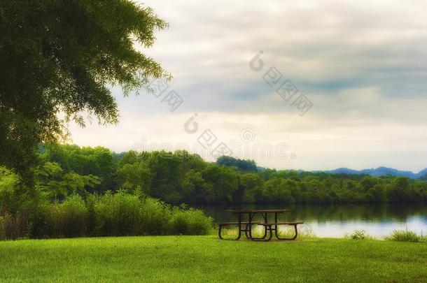 风景看法关于米尔顿湖采用栎树背脊田纳西州