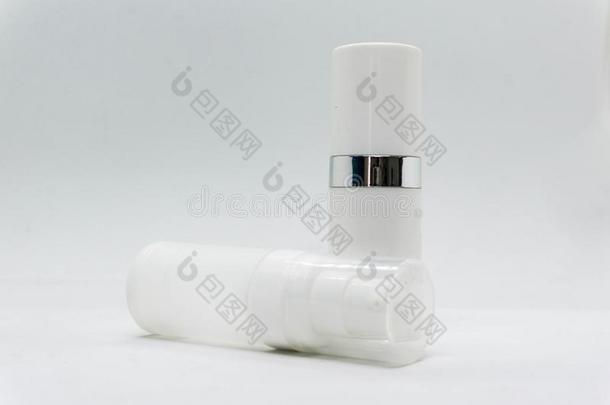 白色的瓶子样品为产品包装设计