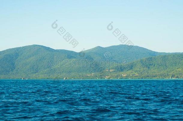 一大的绿色的岛和深的蓝色黑暗的海采用卡里门爪哇岛integratedserviceslocalareanetwork综合业务局域