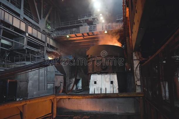看法关于熔炼关于金属和长柄勺里面的铸造厂