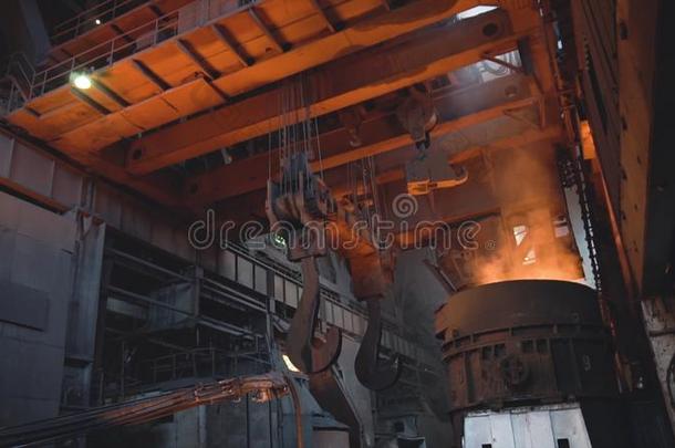 看法关于熔炼关于金属和长柄勺里面的铸造厂