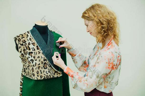 美丽的年幼的女人缝设计师上衣.豹照片上衣和