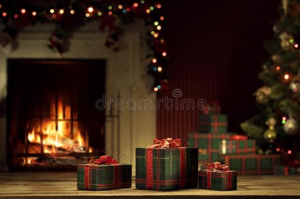 看法关于有包装的礼物和壁炉和圣诞节树